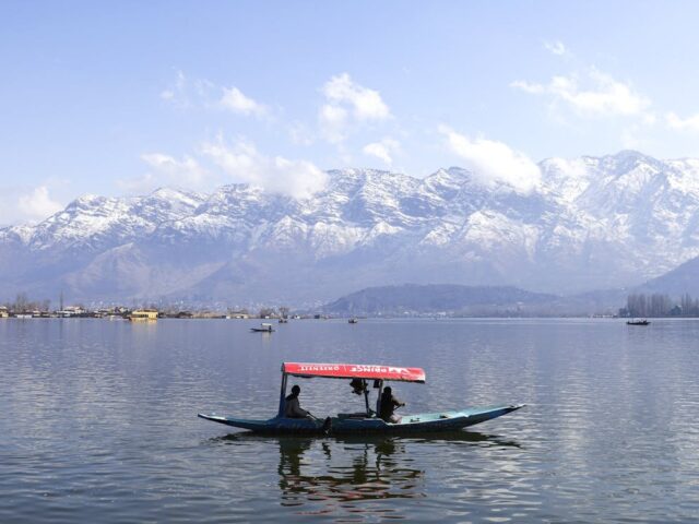 Srinagar Gulmarg Sonmarg Day Trip Tour Package 5 Days for 8 PAX.