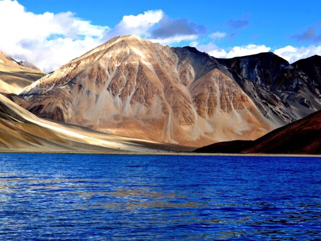 Srinagar Gulmarg Pahalgam Tour Package 5 Days for 8 PAX.